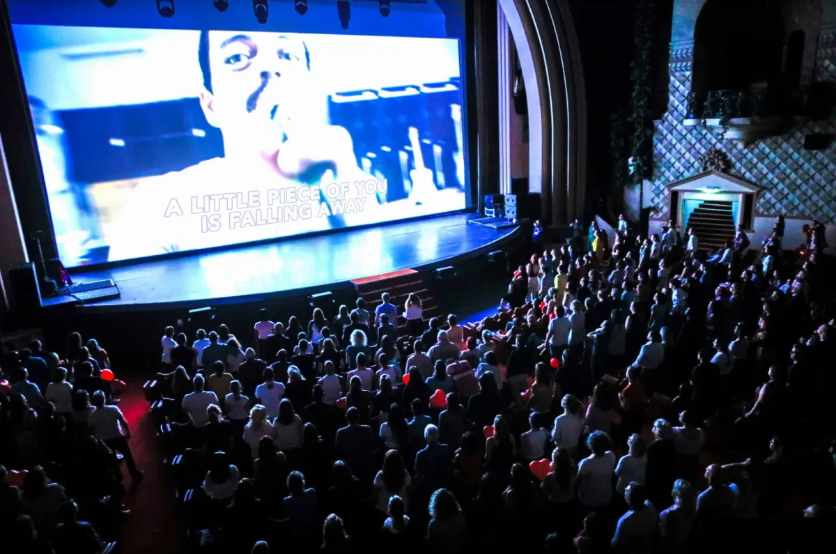Un large public lillois profite du Cinéma Karaoké, en regardant Bohemian Rhapsody avec des sous-titres sur grand écran.
