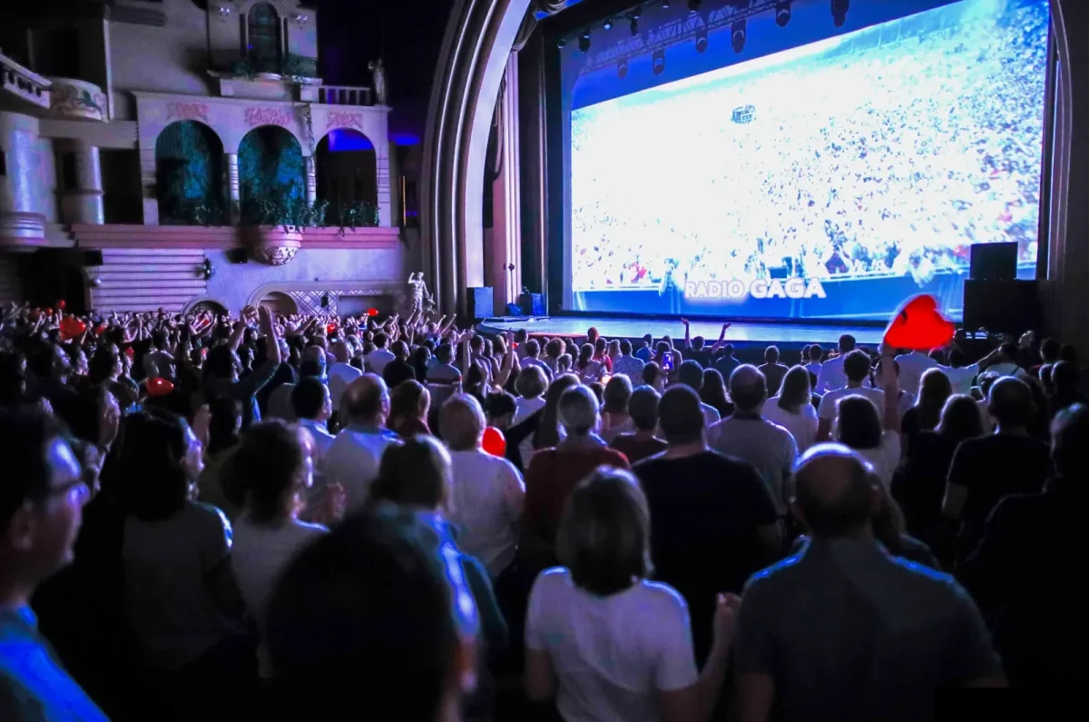 Un large public lillois apprécie le Cinéma Karaoké alors que "RADIO GAGA" illumine la scène, faisant écho aux vibrations de Bohemian Rhapsody.