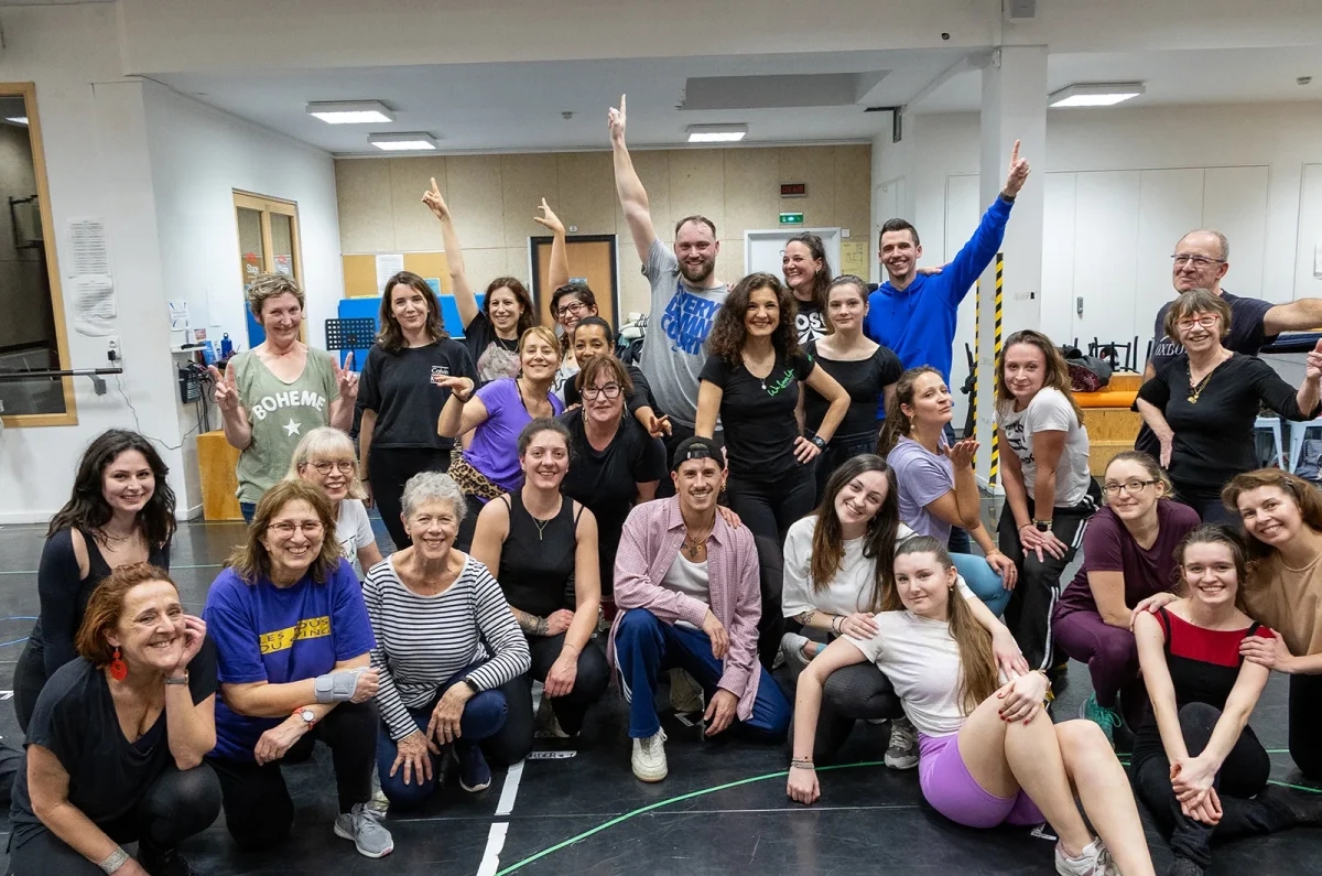 Un groupe pose dans un studio de danse parisien, souriant à l'appareil photo - prêt pour une Dance Party sur tous les thèmes.