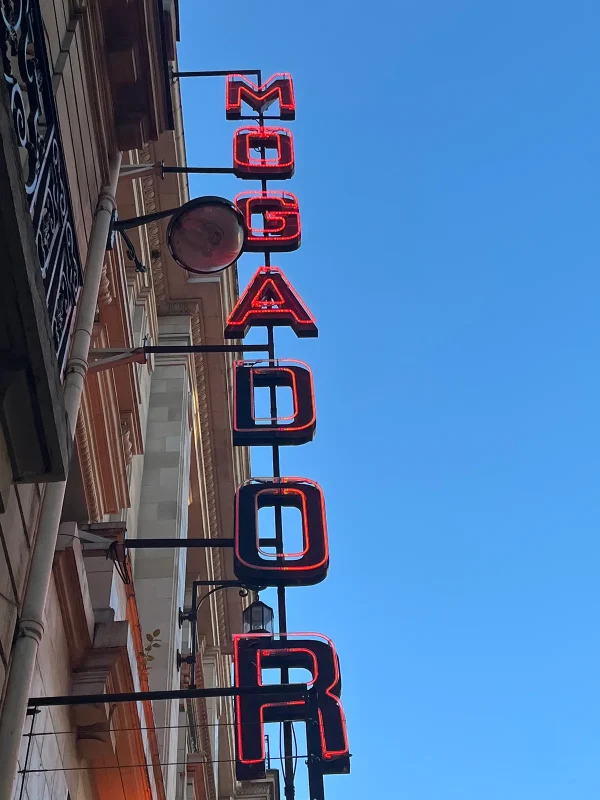 Enseigne lumineuse verticale indiquant "MOGADOR" à Paris sur fond de ciel bleu clair, parfaite pour tous les thèmes ou les soirées dansantes.