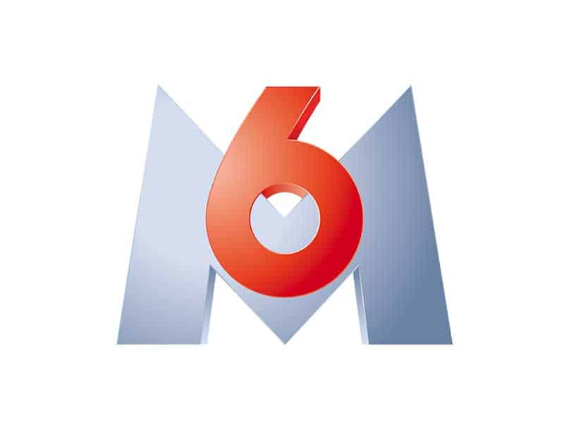 Un chiffre 6 rouge est placé devant une grande lettre M bleu métallique sur fond blanc.