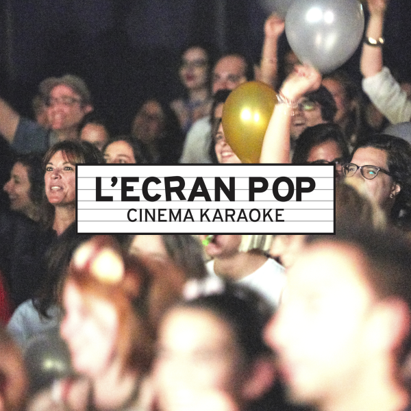 Public de L'Écran Pop agitant des ballons lors d'une séance de Cinéma Karaoké